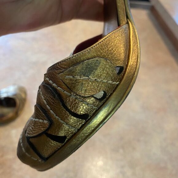 Ferragamo Gold Heels Size 9 1/2 B Leaf design Leather - Picture 8 of 16